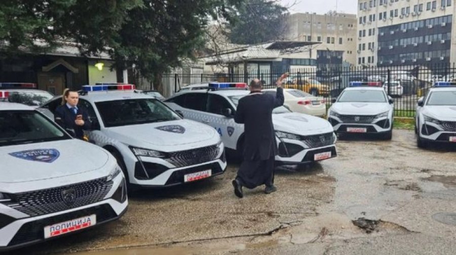 E pazakontë në Maqedoninë e Veriut/ Bekoi makinat e policisë në ambientet e ministrisë, nisin hetimet për priftin
