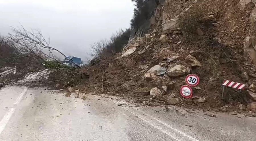 40 cm ujë dhe rrugë të dëmtuara/ Në Shkodër situata më kritike paraqitet në Fushë Arrëz dhe Obot