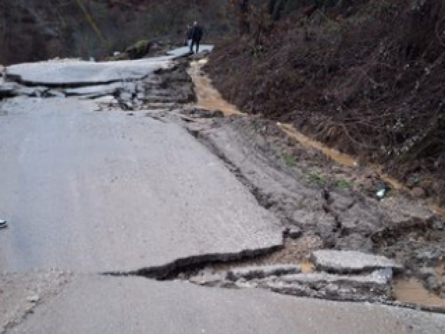 Pogradec, e ‘merr’ uji edhe rrugën në Dardhas