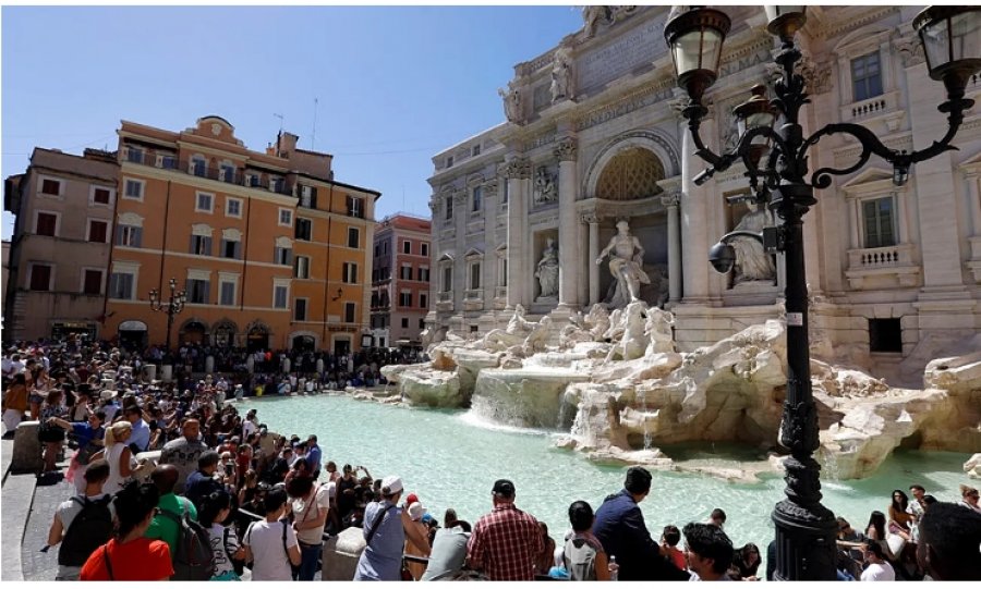 Ndihmë për trashëgiminë: Nga 7 janari Roma vendos tarifa për turistët që vizitojnë Shatërvanin Trevi