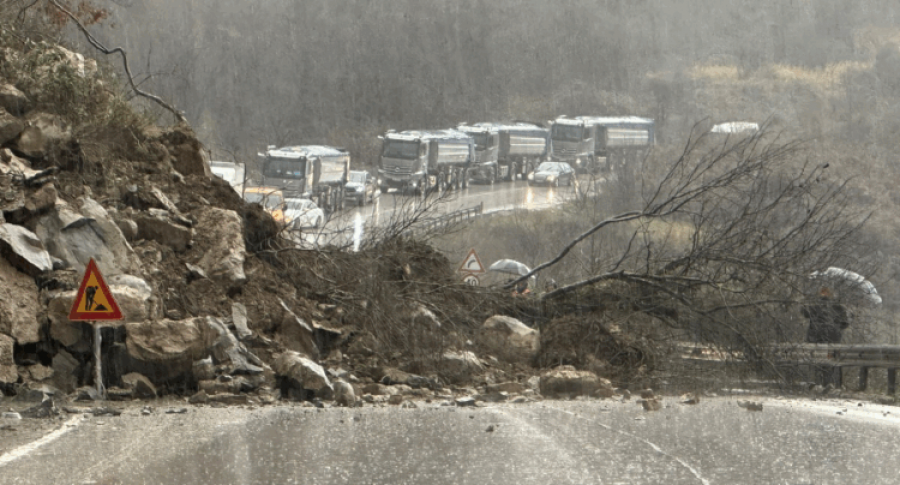 Masivi shkëmbor bie në rrugë, bllokohet sërish aksi Gjirokastër-Tepelenë