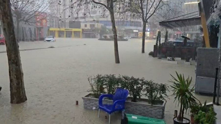 Reshjet në Korçë, uji rrethon banesat në disa fshatra