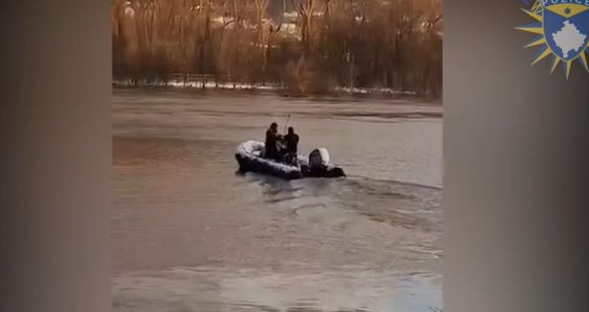 Policia e Kosovës me barkë shpëtimi evakuon një familje të bllokuar nga vërshimet në Mitrovicë