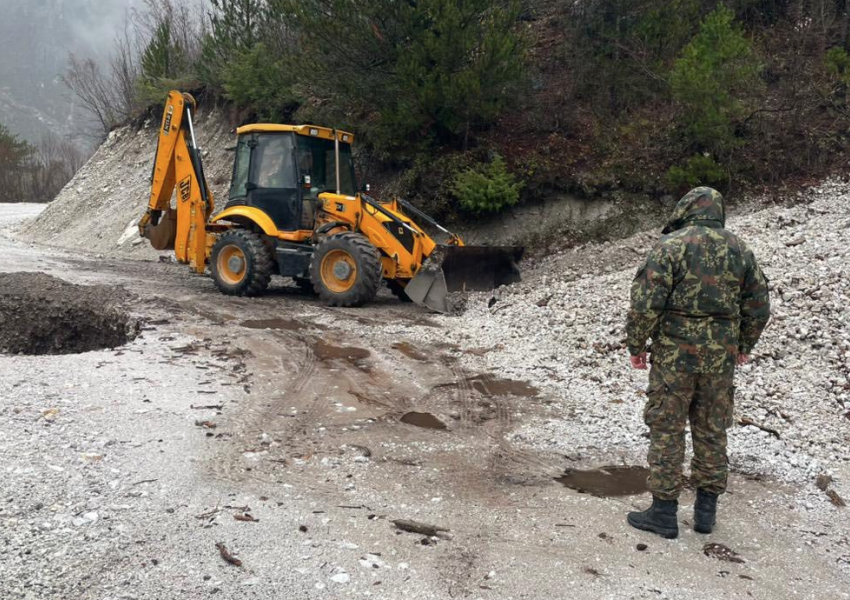 Vijon problematike situata në Gjirokastër/ Evakuohen disa familje, rrëshqitje dherash dhe bllokim rrugësh