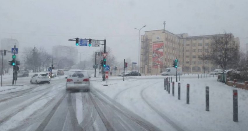 Borë dhe ngrica, apelohet për kujdes gjatë vozitjes
