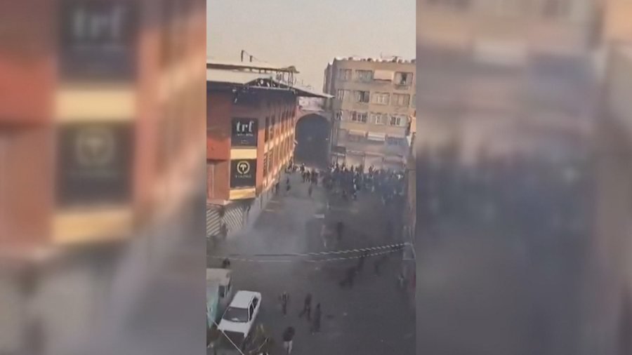 Shpërthen revolta në Iran, viktima, përleshje e të arrestuar gjatë protestave