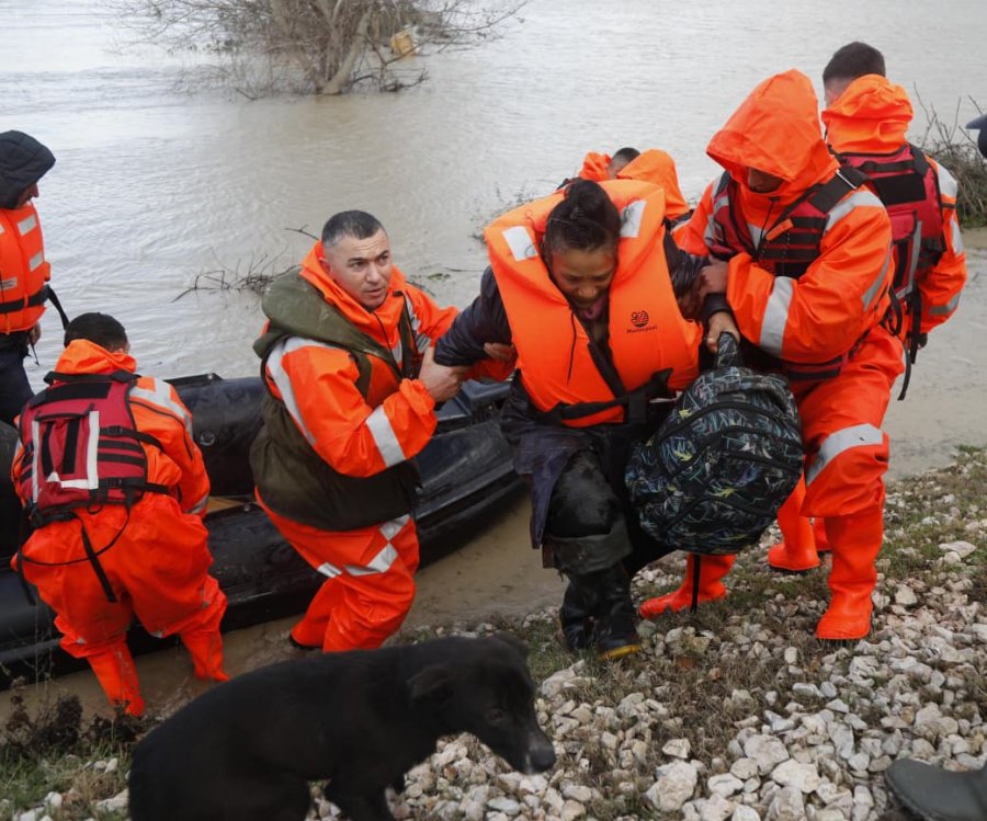 Vjosa depërton brenda banesave, evakuohen 7 familje në fshatin Ferras në Levan të Fierit