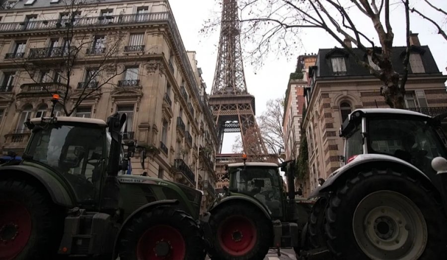 Fermerët sulmojnë Parisin me traktorë për të kundërshtuar marrëveshjen e tregtisë së lirë BE-Mercosur