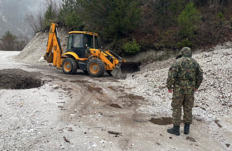 Vijon problematike situata në Gjirokastër/ Evakuohen disa familje, rrëshqitje dherash dhe bllokim rrugësh