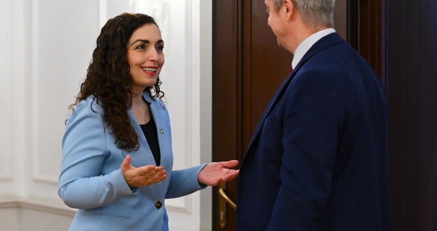 Ambasadori britanik: Shpresoj që Kosova t’i shfrytëzojë të gjitha mundësitë politike për t’u kthyer në rrugën e duhur