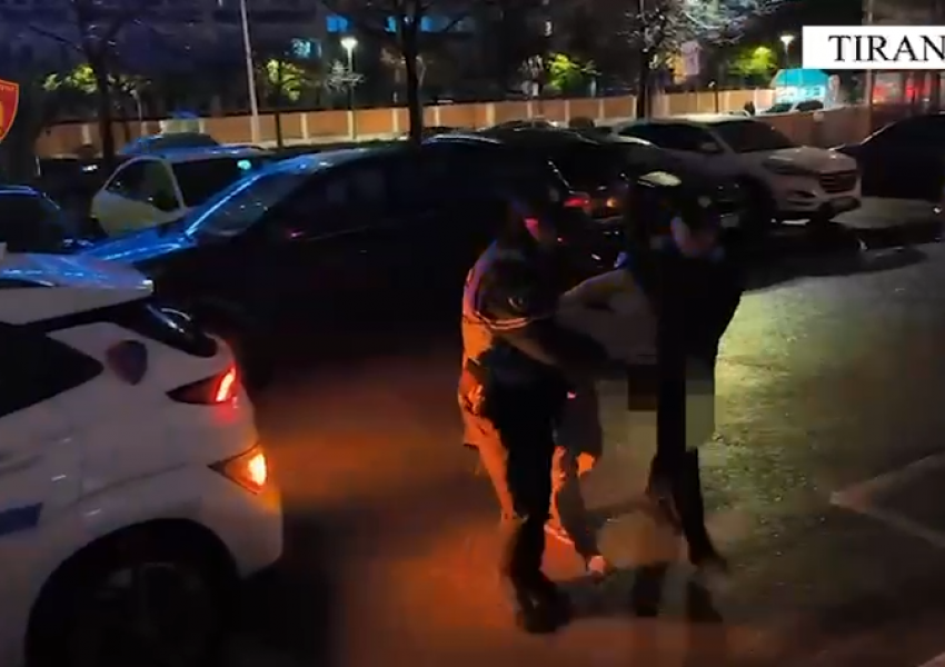 Plagosi me thikë bashkëmoshatarin pas një konflikti, arrestohet 19-vjeçari i shpallur në kërkim