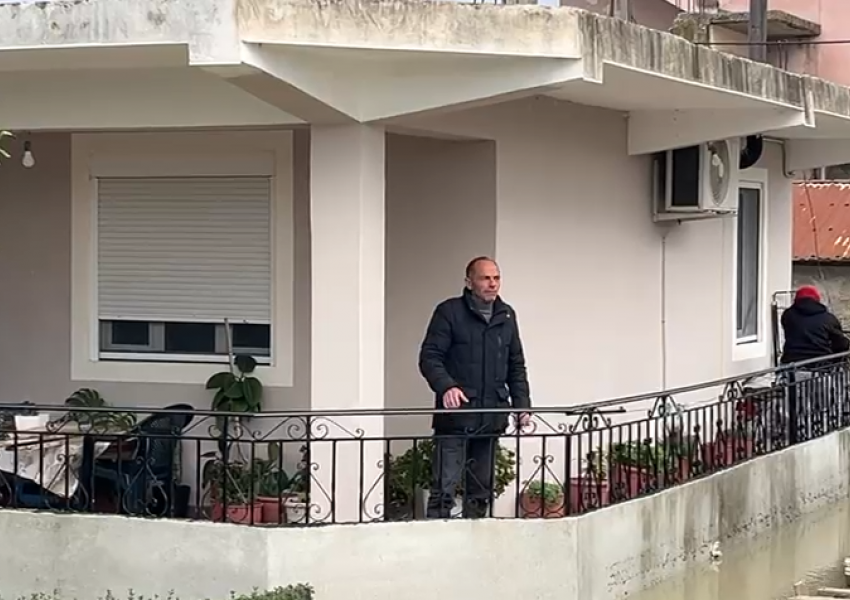 Përmbytjet në Novoselë/ Banorët 'ngujohen' në banesë, uji arrin në 1 metër...