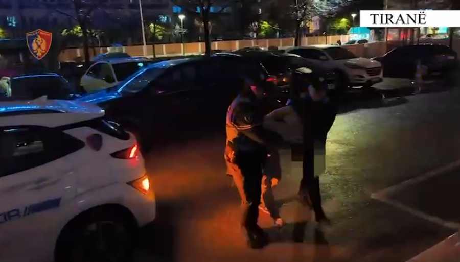 Plagosi me thikë bashkëmoshatarin pas një konflikti, arrestohet 19-vjeçari i shpallur në kërkim