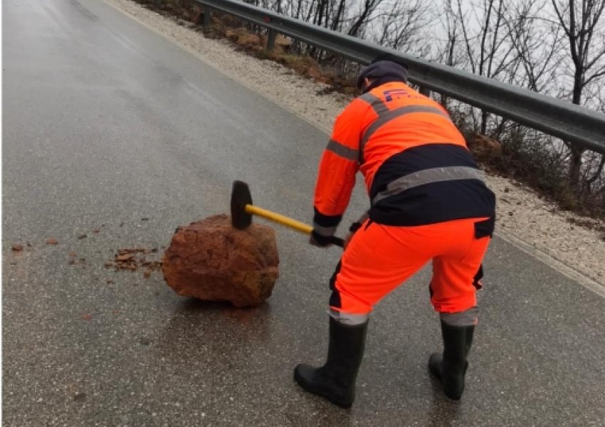 Kukës, disa fshatra pa energji elektrike, rënie gurësh në akset nacionale 
