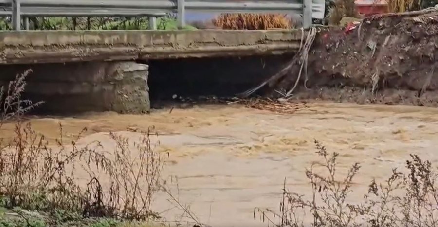 Rreth 1800 familje pa energji në Korçë, shembje rrugësh dhe çarje argjinaturash