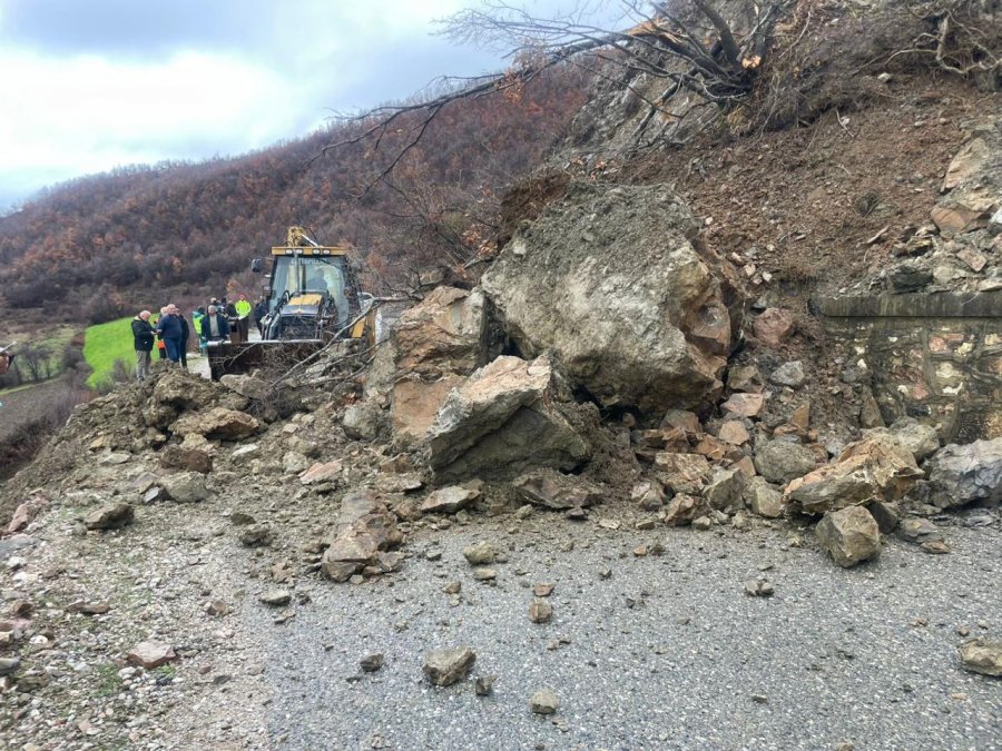 Rrëshqitje dherash në rrugën Elbasan–Gjinar, bllokohet qarkullimi rrugor