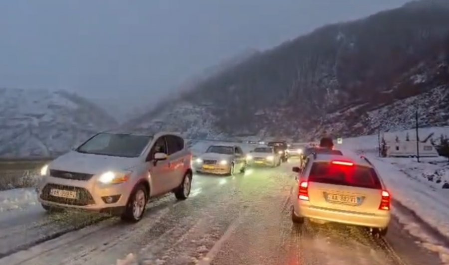 Bllokohet Rruga e Arbrit, Disa km vargu i makinave! Disa përfunduan në kanal,shkak ngrica e bora