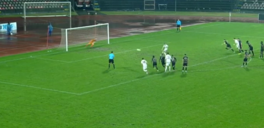 Një supergol i Ibraimit dhe portieri Totoshi dërgojnë Elbasanin në çerekfinale, eliminohet Flamurtari