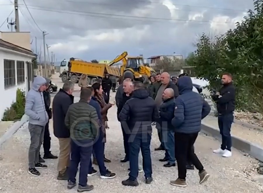 SYRI TV/ Banorët e Spitallës në protestë: Qeveria të dëgjojë problemet tona, kërkojmë një trotuar dhe ndriçim
