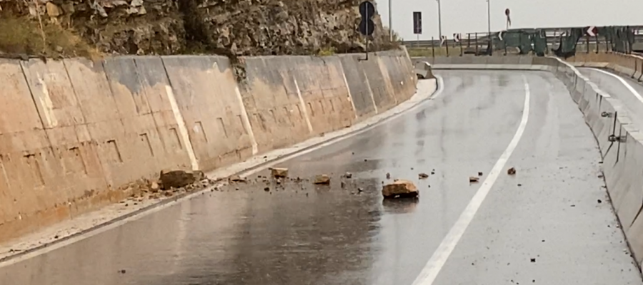 Rënia e dherave dhe gurëve krijojnë vështirësi në qarkun e Kukësit