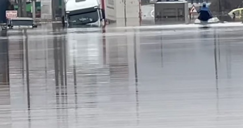 U bllokua për shkak të ujit, lirohet për qarkullim rruga Ferizaj-Gjilan