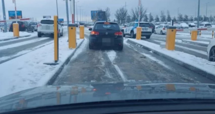 Rrugët me borë, vështirësi në qarkullim drejt Aeroportit “ Adem Jashari”