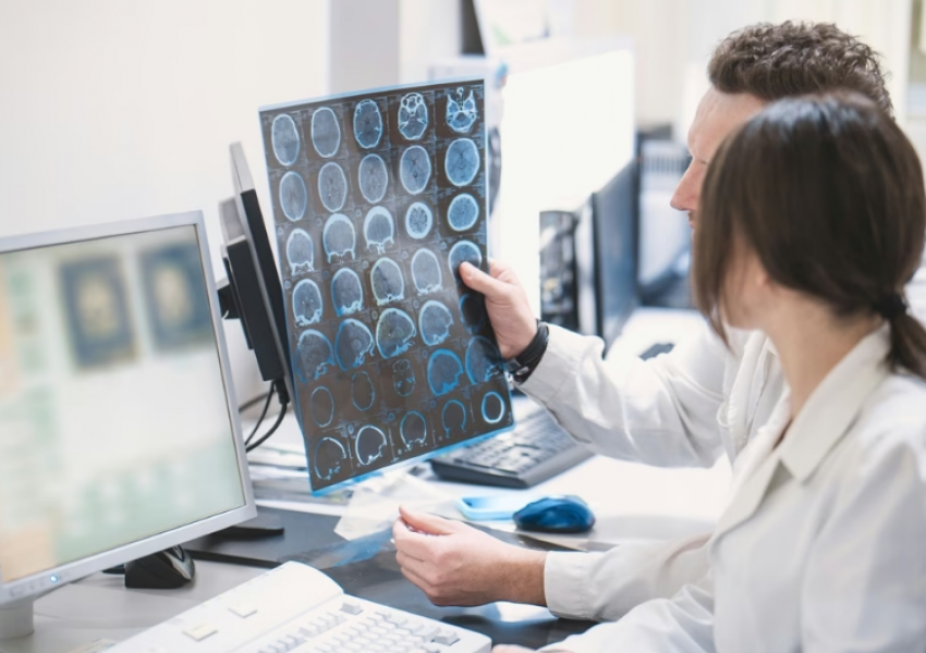 Një rast që i habit shkencëtarët/ Personi më i ri me Alzheimer - një nëntëmbëdhjetëvjeçar zbuloi shenjat e para të sëmundjes