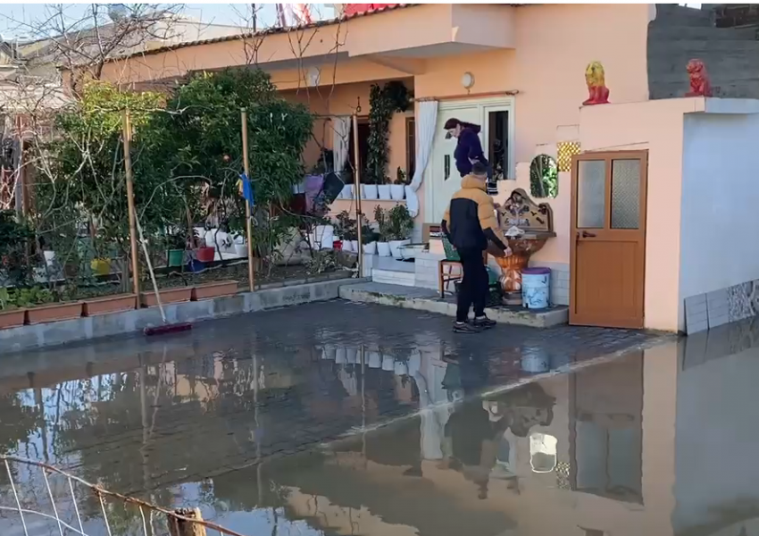 Durrës/ Reshjet e shiut përmbytin banesat, dëme të mëdha materiale, banorët në vështirësi