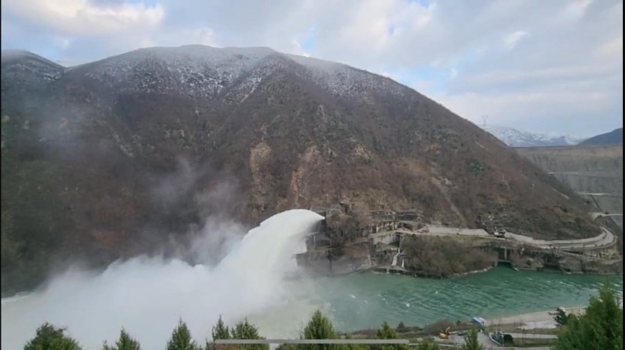 Hidrocentrali i Fierzës pranë kuotës maksimale, nisin shkarkimet e kontrolluara