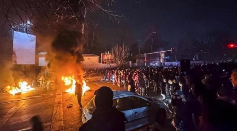 'Të gatshëm për të ndihmuar'/ Teherani kërcënon SHBA-në, ndërsa protestat anti qeveritare nuk ndalen 
