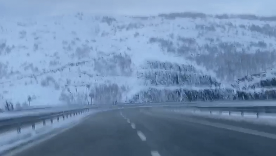 Situata/ Reshjet e dëborës në Rrugën e Kombit, autoritetet, shoferëve: Përdorni gomat dimërore  