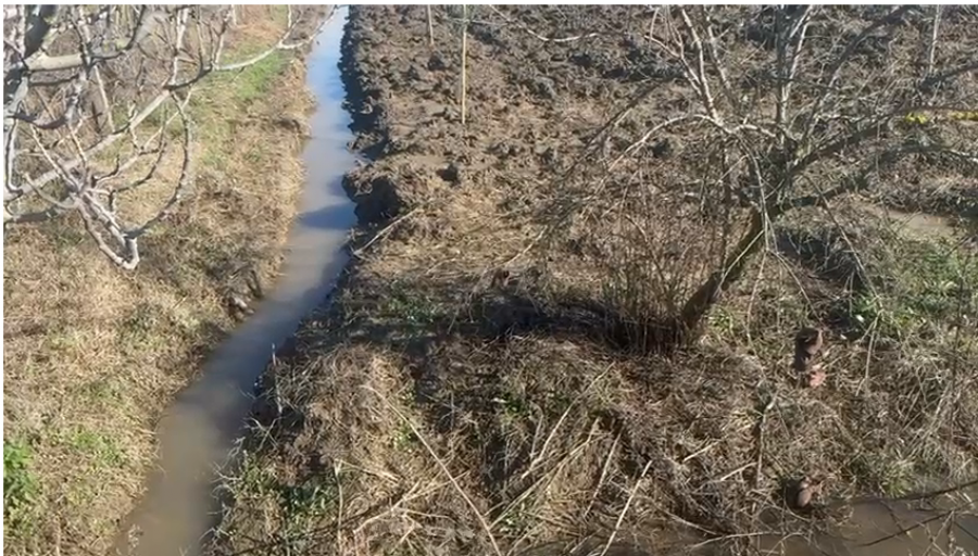 Elbasan/ Kanali i papastruar përmbyt lagjen 14, zona për ditë të tëra nën ujë