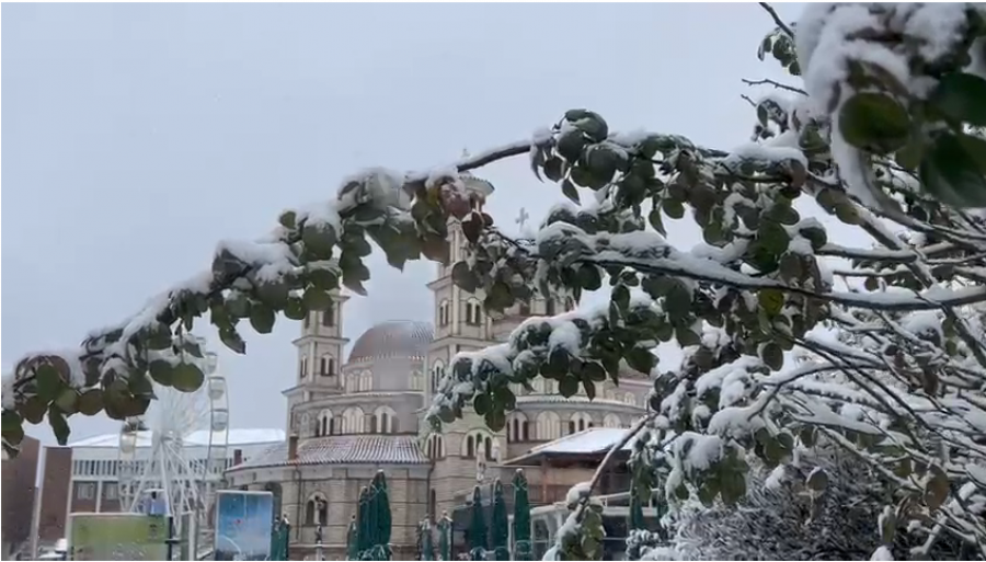 Reshje të dendura dëbore në Korçë, ngrica dhe vështirësi në qarkullimin e automjeteve