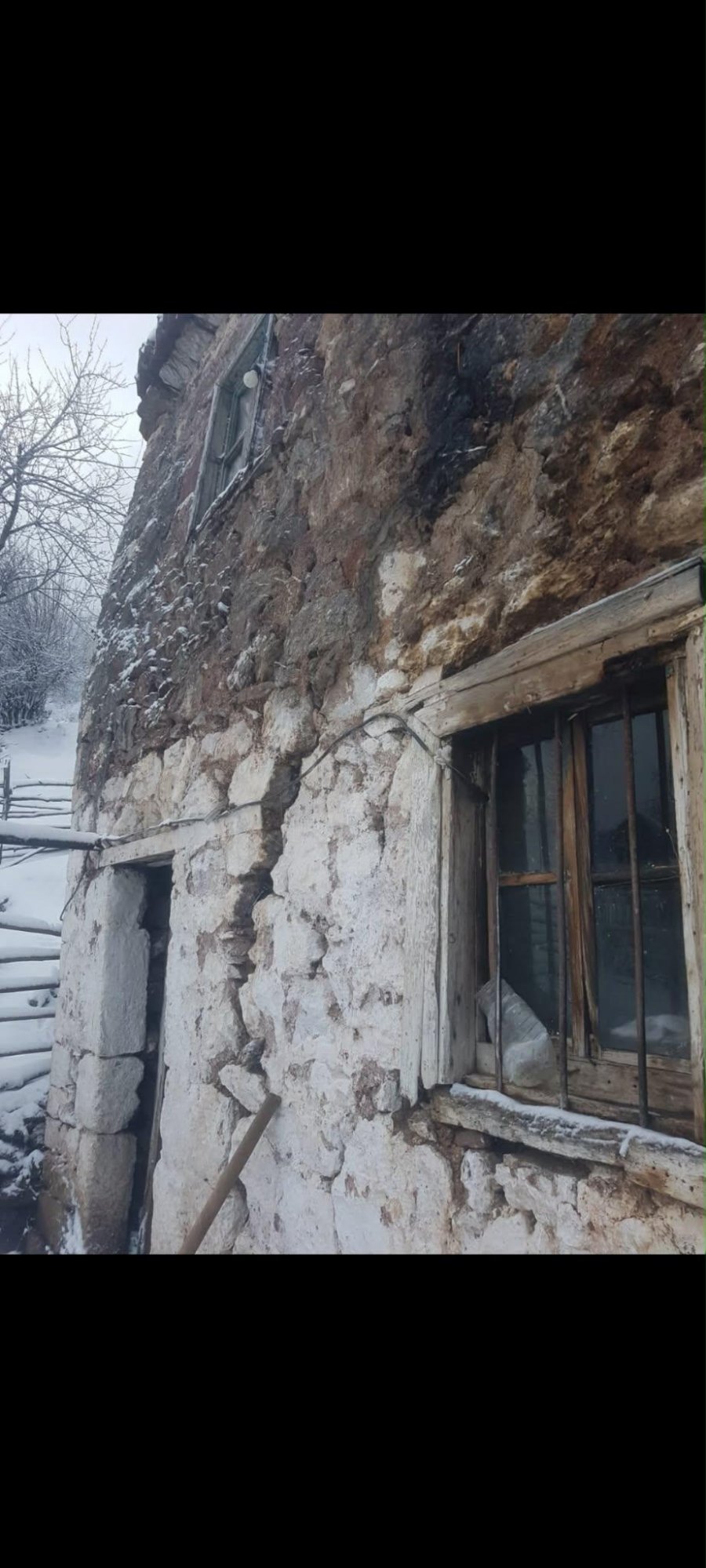Plasaritje të mëdha në banesën e familjes Dragjosh në Kukës, nevojitet ndërhyrje urgjente