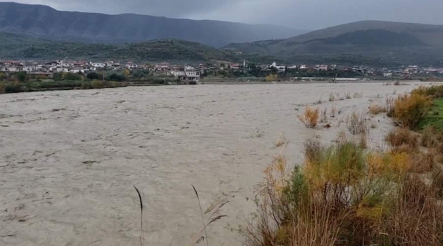 Rritja e prurjeve të Lumit Seman përmbytin fshatin Murriz- Kozare, rrezikohet dhe fshati Belinë e zonat përreth