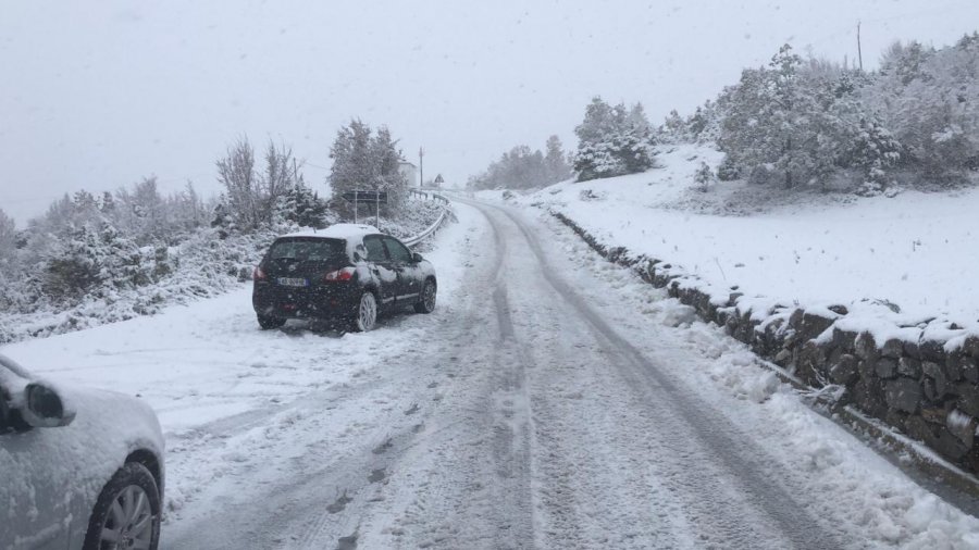 Reshje të dendura bore gjatë mesnatës në Dibër dhe Bulqizë, mbi 30 cm në zonat malore