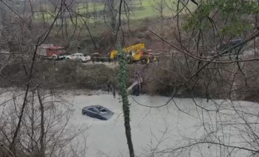 Shoku e braktisi në përrua pas aksidentit, asnjë gjurmë nga 30-vjeçari i zhdukur në Klos