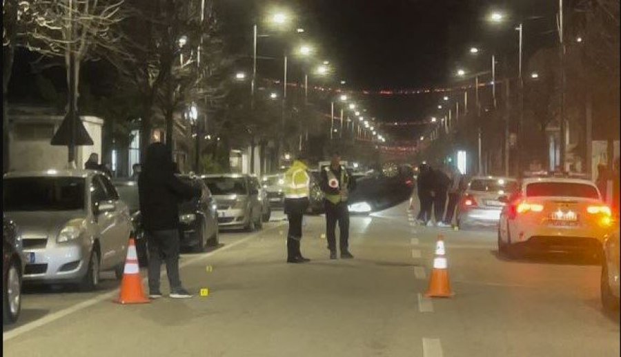 I riu humb kontrollin e makinës dhe përplaset me 4 automjete të tjera të parkuara