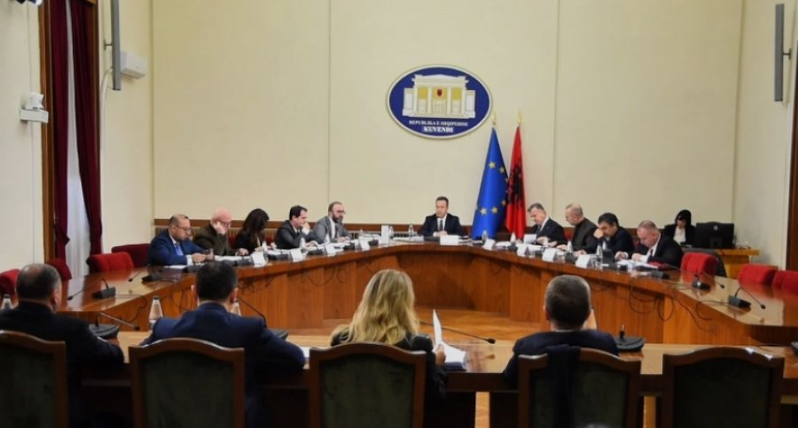 Bllokoi qëllimisht mbledhjen e ‘Mandateve’ për Ballukun, PD kallëzon në SPAK kryeparlamentarin Pleleshi
