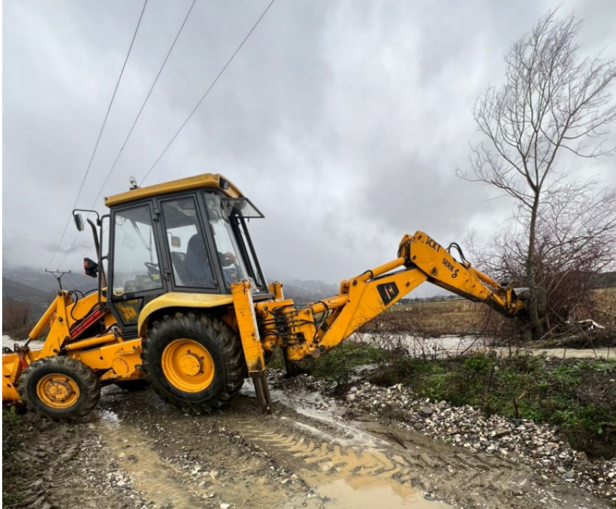 FOTO/ Rrëshqitjet e dherave bllokojnë rrugët në Këlcyrë