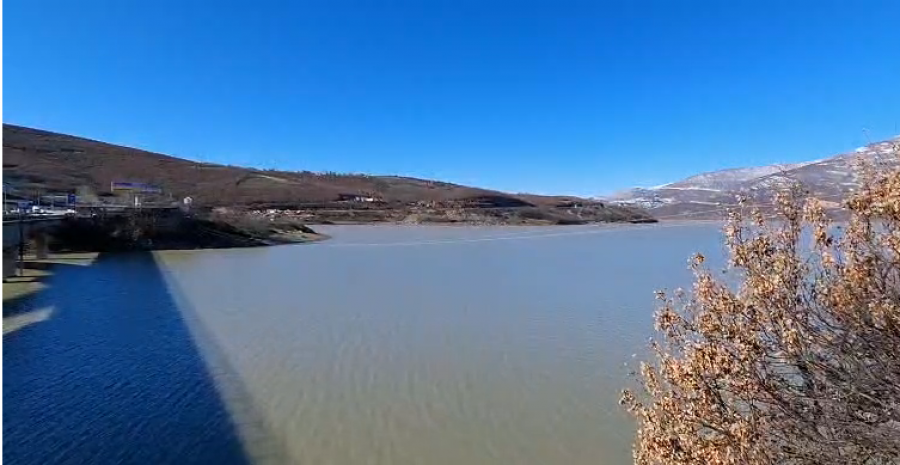 Fierza rrezikon kuotën maksimale, liqeni vetëm 3 metra larg – Prurjet 900 m³/s