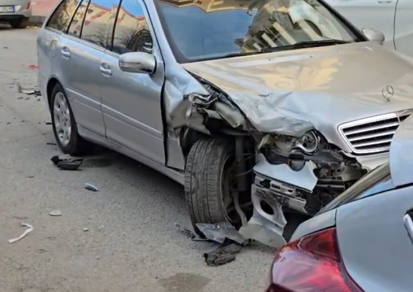FOTO- Aksident zinxhir, përplasen pesë automjete njëra pas tjetrës 