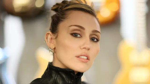 Miley Cyrus rikthen balluket e famshme të Hannah Montana-s