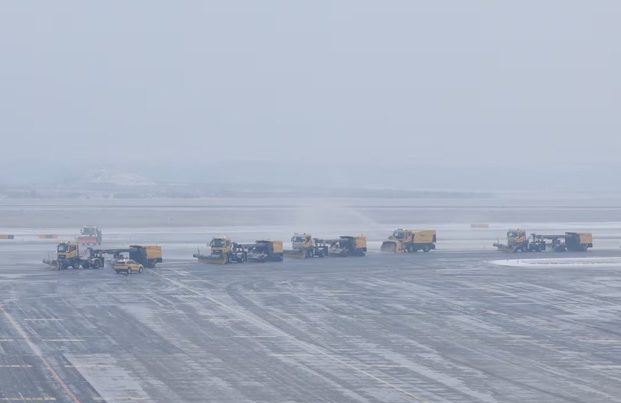 Ngrin aeroporti i Vjenës nga acari, fluturime të anuluara ose devijuara, preket dhe Shqipëria