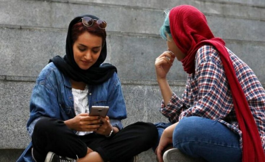 Të rrezikosh jetën për një mesazh/ Regjimi bllokoi internetin, teknologjia klandestine lidhja e fundit e Iranit me botën e jashtme