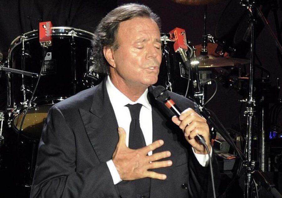 Ish punonjëset e Julio Iglesias flasin për abuzimet e këngëtarit, nën akuzë për sulm seksual