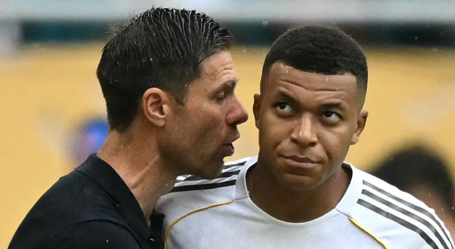 ‘Ajo që bëri është e neveritshme’, tifozët e Real Madridit akuzojnë Mbappé-në për shkarkimin e Xabi Alonsos