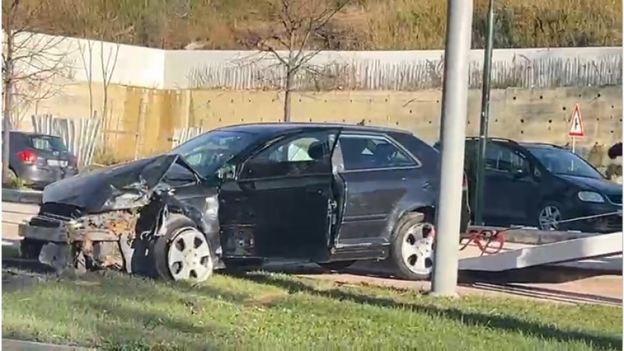 Aksident në zonën e Ujit të Ftohtë, automjeti përfundon në trotuar në Lungomare