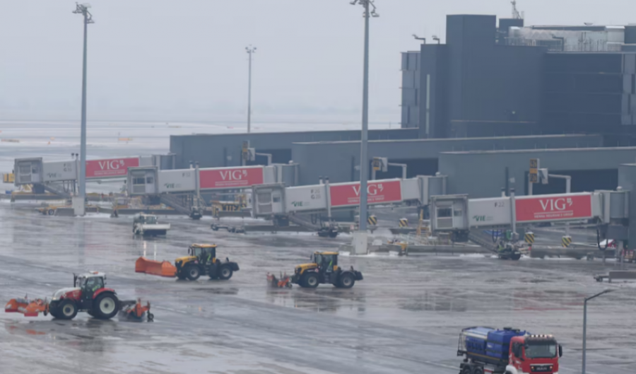 Mbyllen përkohësisht disa aeroporte në Europë