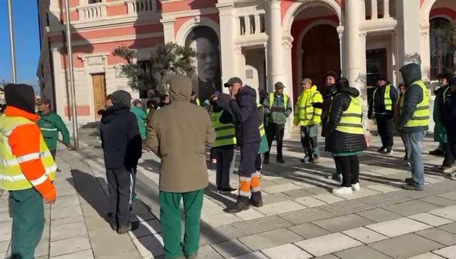 Duan t'i heqin nga puna/ Punonjësit e gjelbërimit në Vlorë dalin sërish në protestë